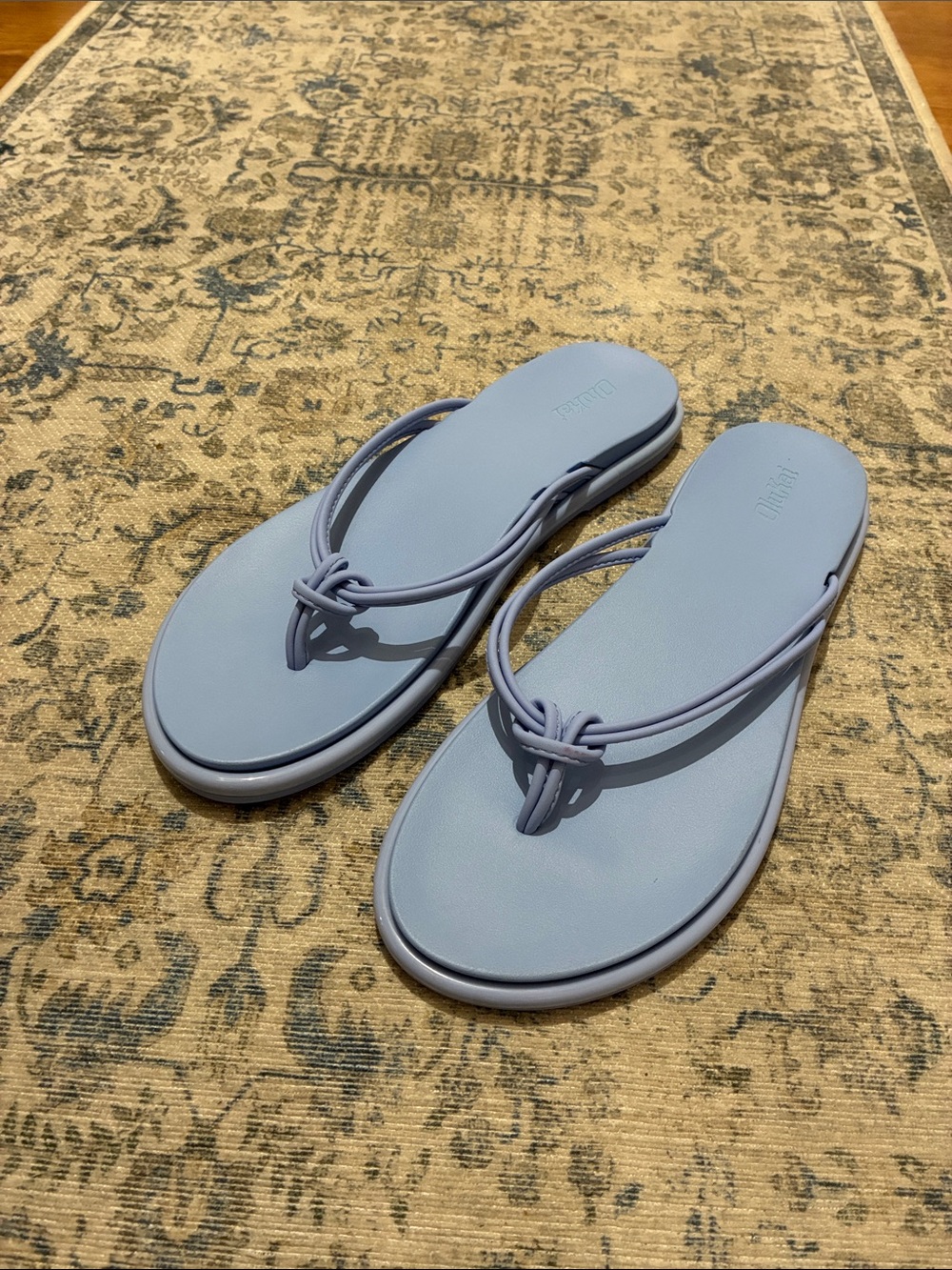 Olukai Light Blue Knot-Detail Women's Flip Flops - size 9 - like new
